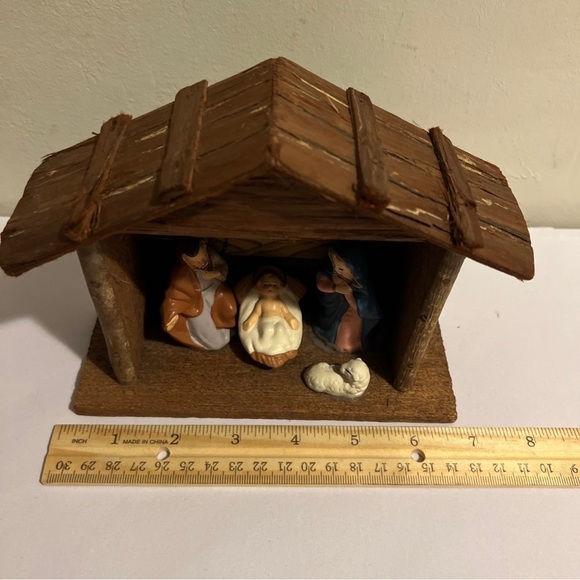 Vintage Manger Nativity Wooden Baby Jesus Mary Joseph Lamb Christmas 5 1/2’ - Picture 6 of 7